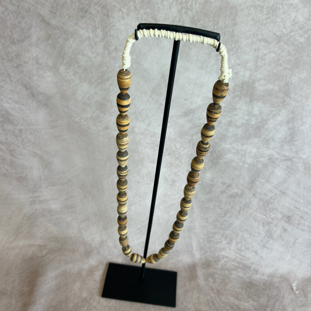 Collier de bois sur socle PUTRI