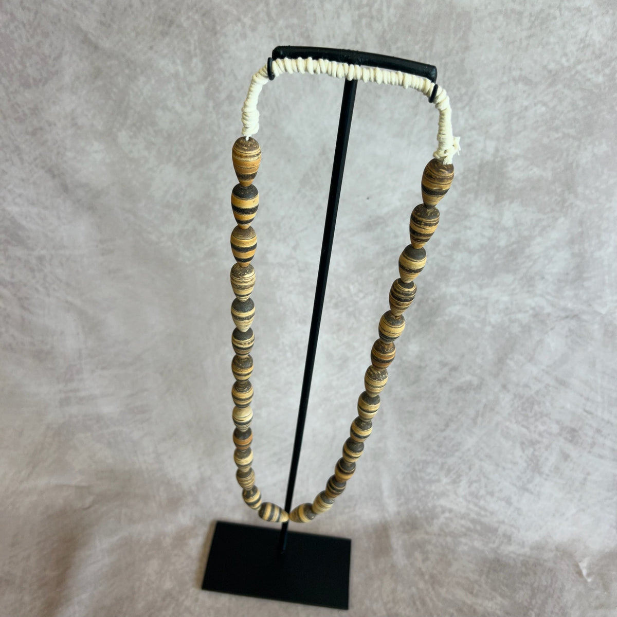 Collier de bois sur socle PUTRI