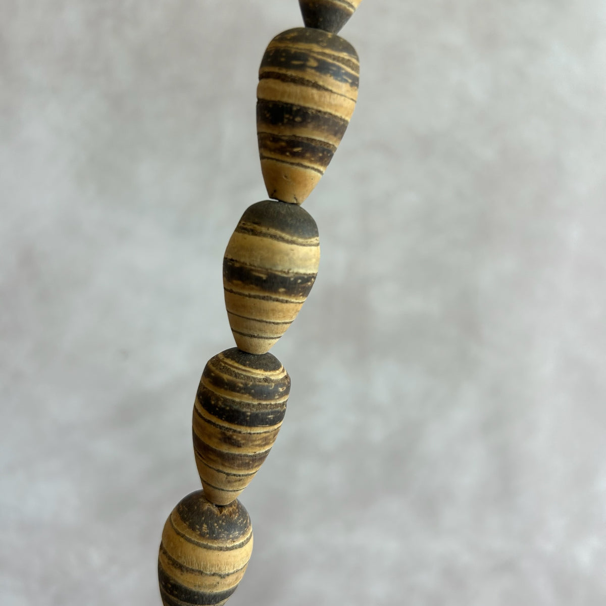Collier de bois sur socle PUTRI