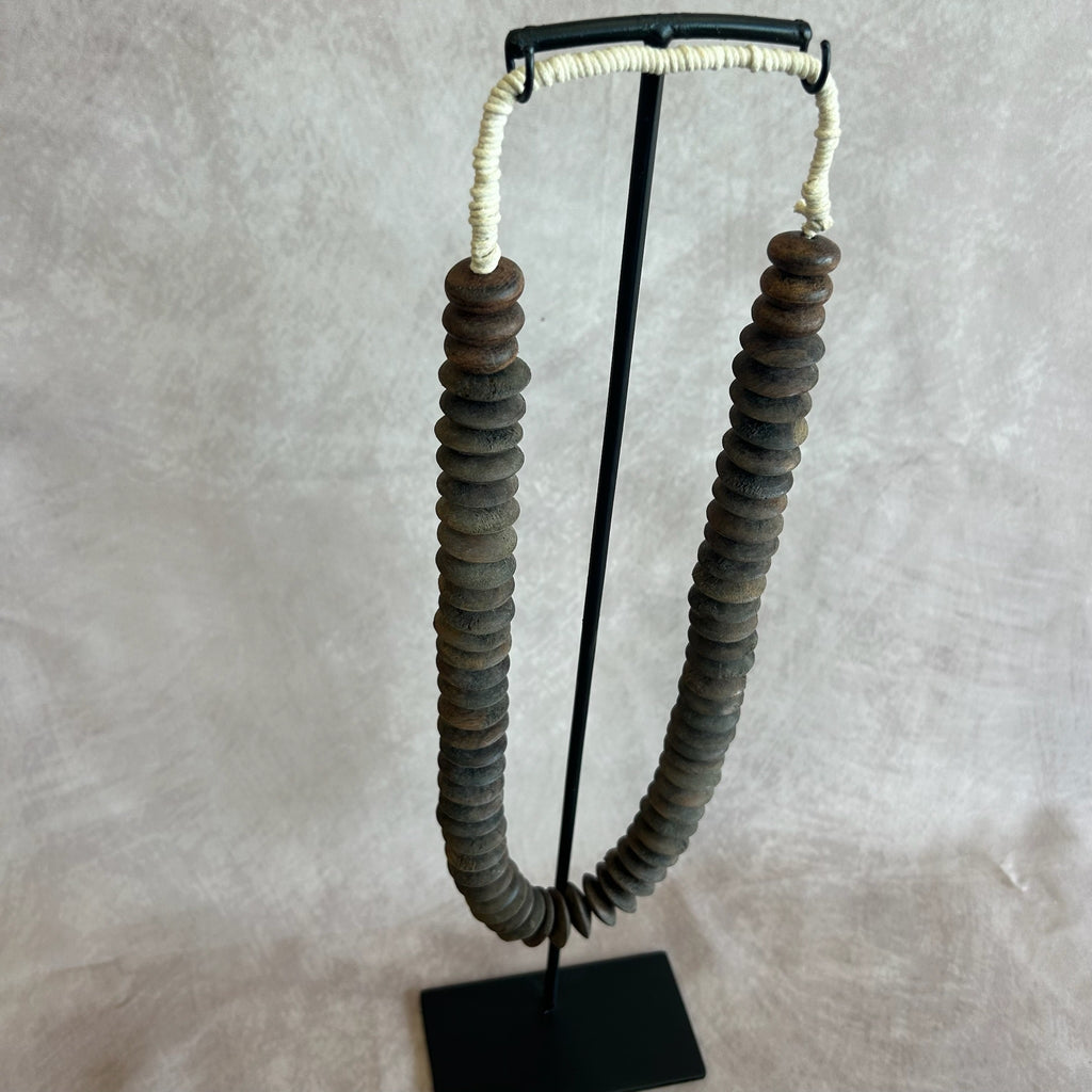 Collier de bois sur socle PUTRI