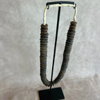 Collier de bois sur socle PUTRI