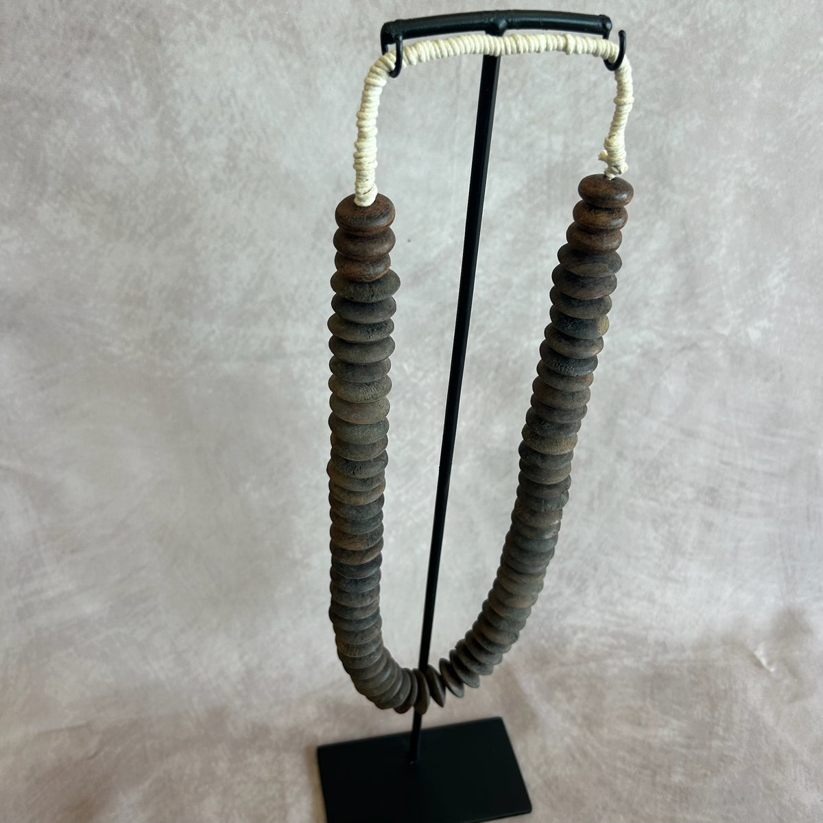 Collier de bois sur socle PUTRI