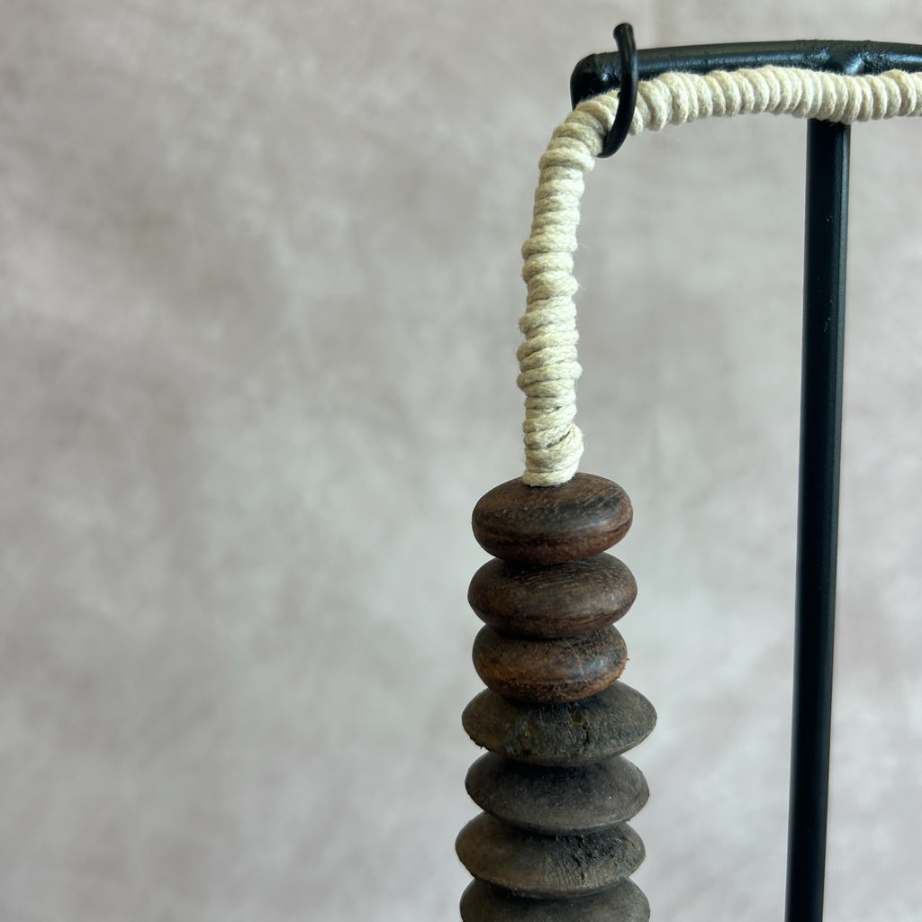 Collier de bois sur socle PUTRI