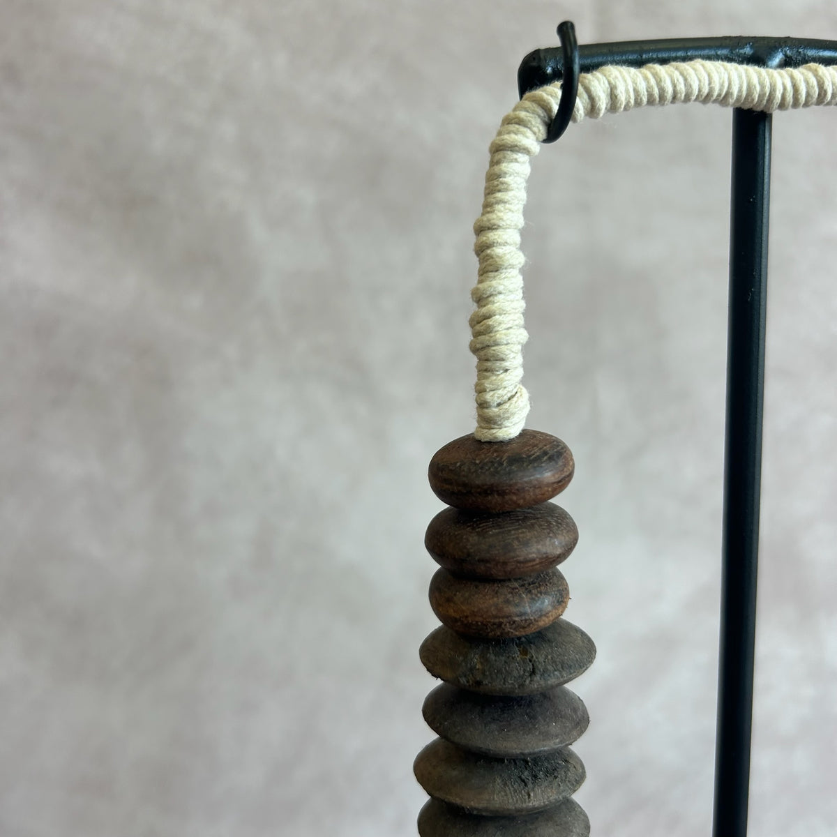 Collier de bois sur socle PUTRI