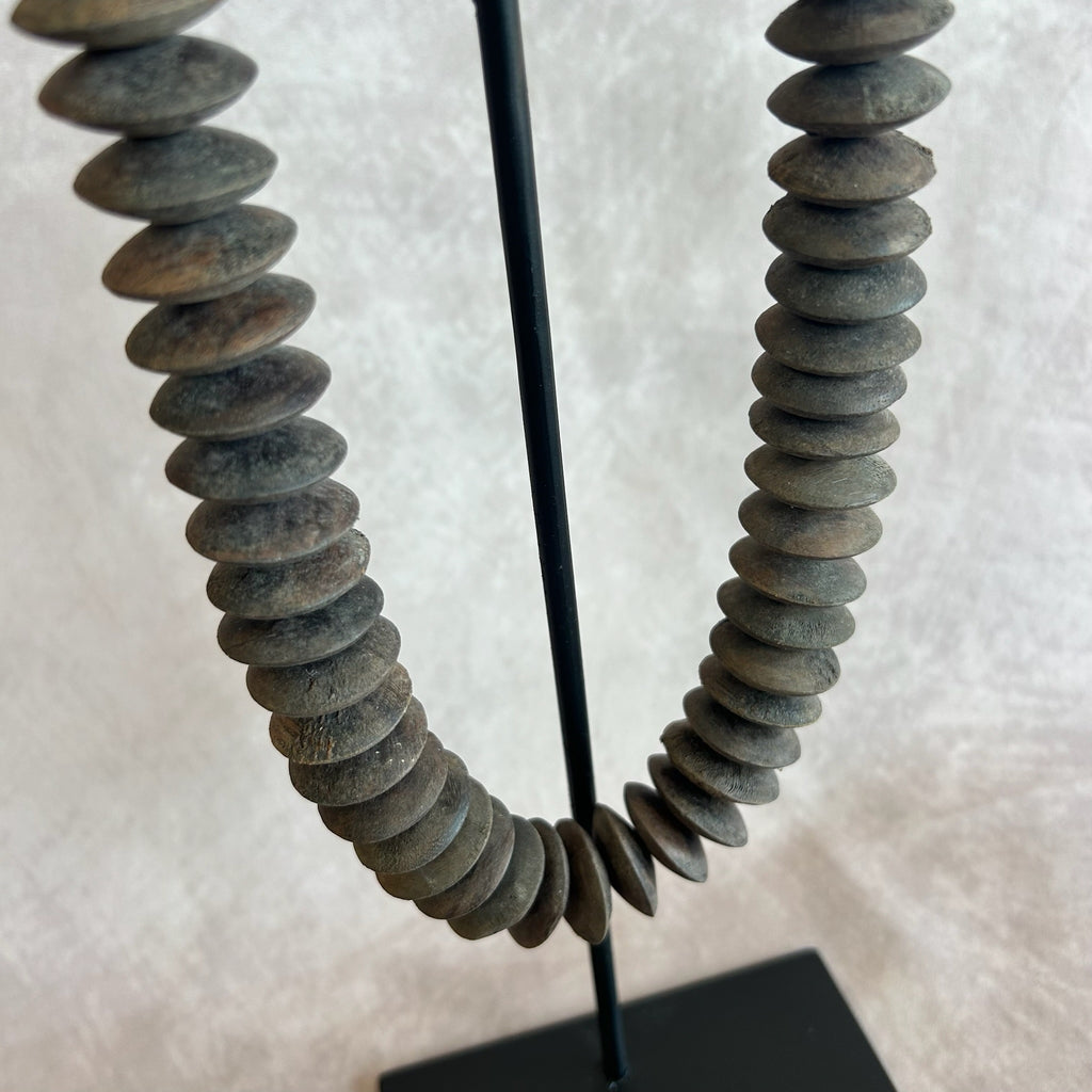 Collier de bois sur socle PUTRI