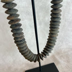 Collier de bois sur socle PUTRI