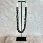Collier de bois sur socle PUTRI