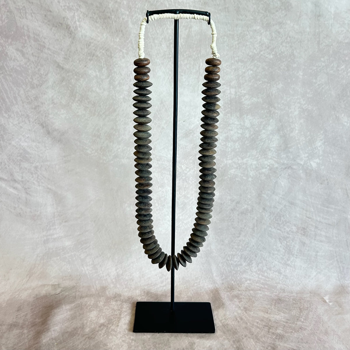 Collier de bois sur socle PUTRI