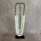Collier de coquillage sur socle CANDRA