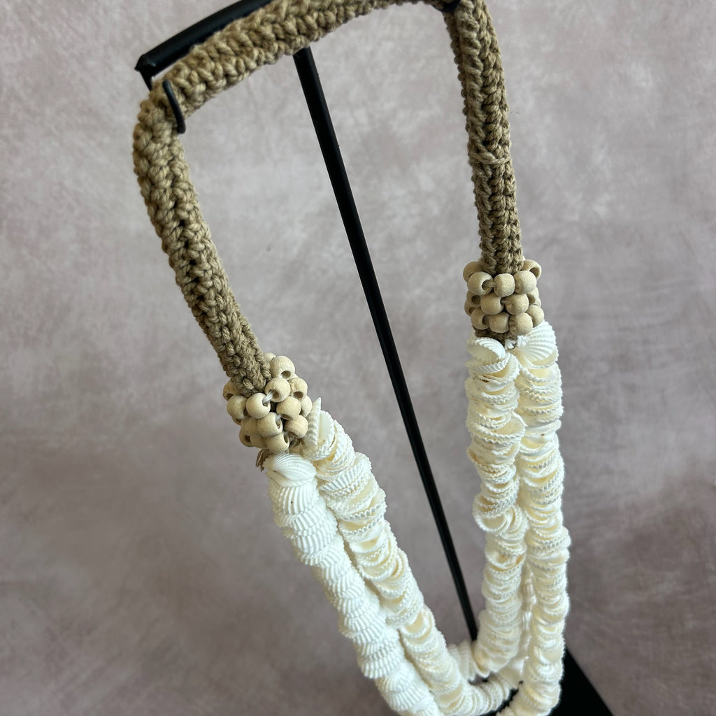 Collier de coquillage sur socle CANDRA