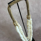 Collier de coquillage sur socle CANDRA