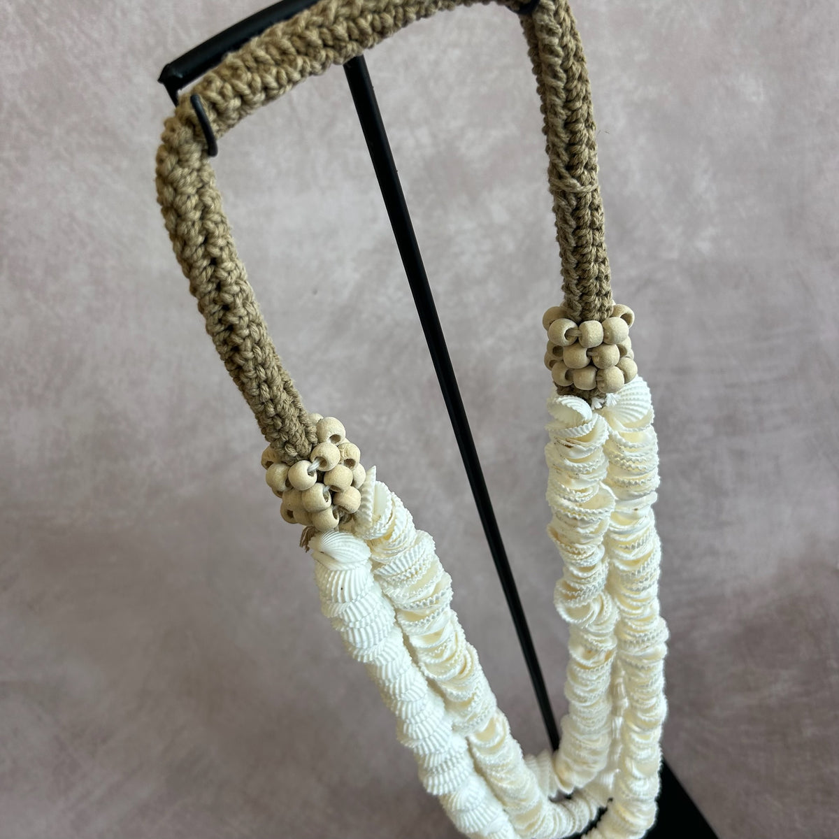 Collier de coquillage sur socle CANDRA