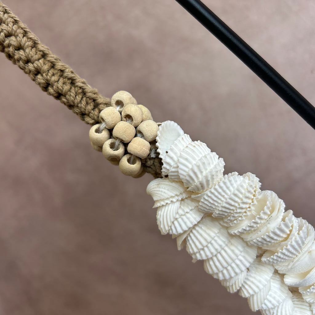 Collier de coquillage sur socle CANDRA